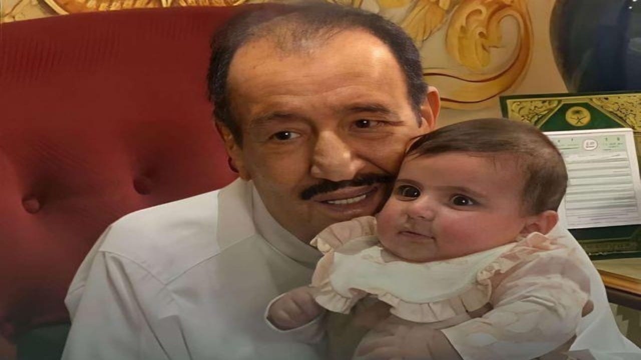 صورة عفوية للملك سلمان مع طفلة تخطف الأنظار