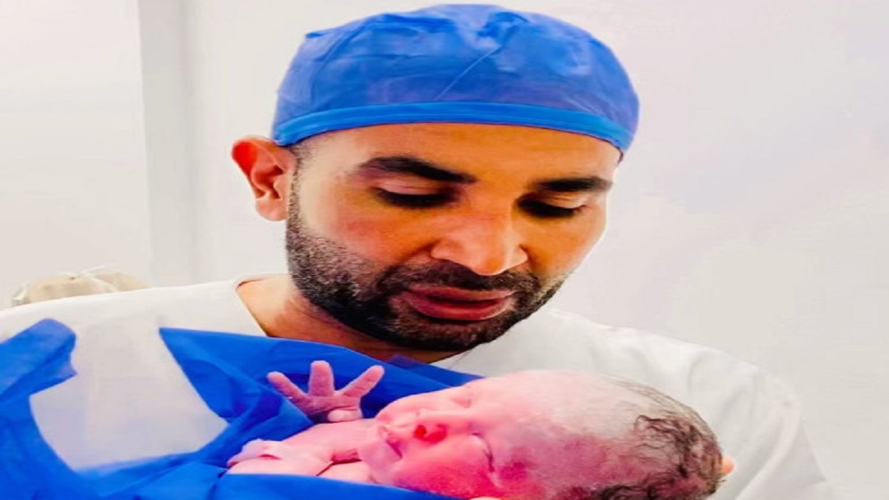 أحمد سعد يرزق بمولودة.. فيديو
