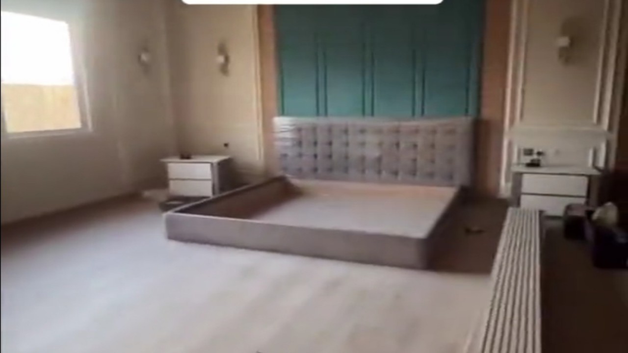 موقف مؤثر لأب يخصص غرفة في منزله الجديد لابنته المتوفية .. فيديو