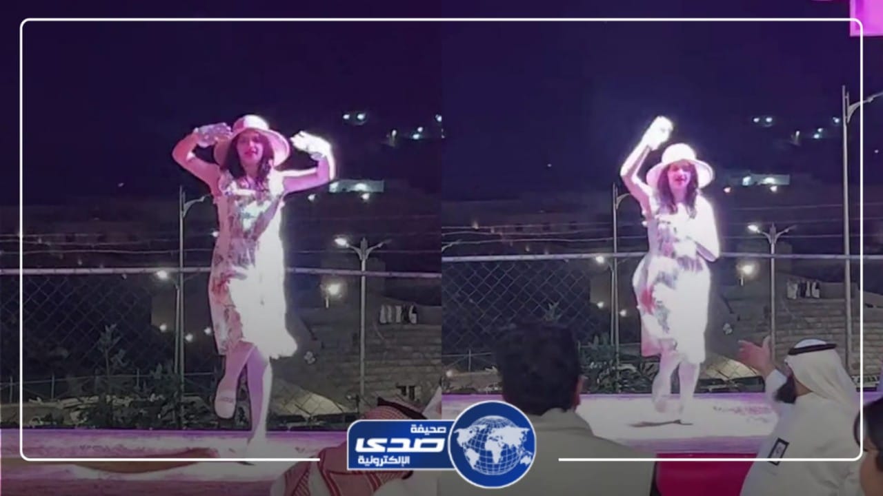 سائحة أجنبية تشارك مع الفرق الشعبية في الباحة وترفض إنزالها من المسرح.. فيديو