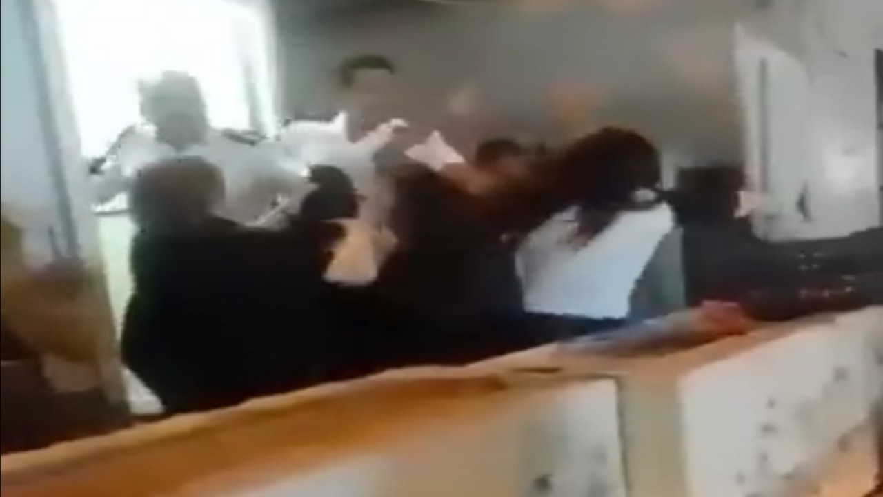 امرأتان تعتديان بالضرب على ضابط مرور.. فيديو