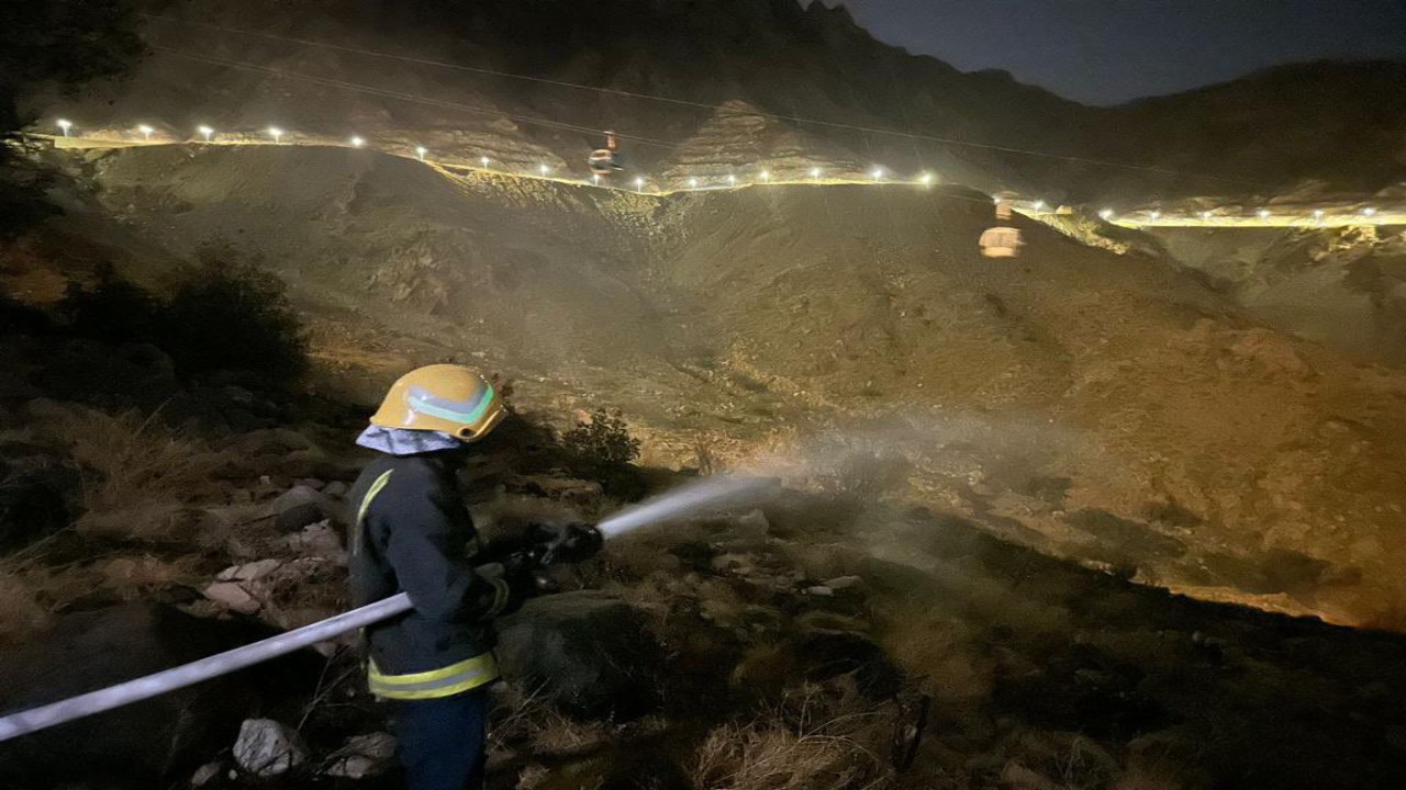 مدني الطائف يخمد حريقًا بحشائش منطقة جبلية
