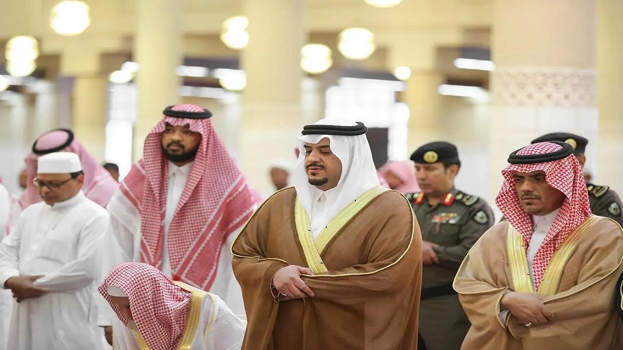 نائب أمير الرياض يؤدي صلاة الميت على لولوة بنت عبدالعزيز .. صور