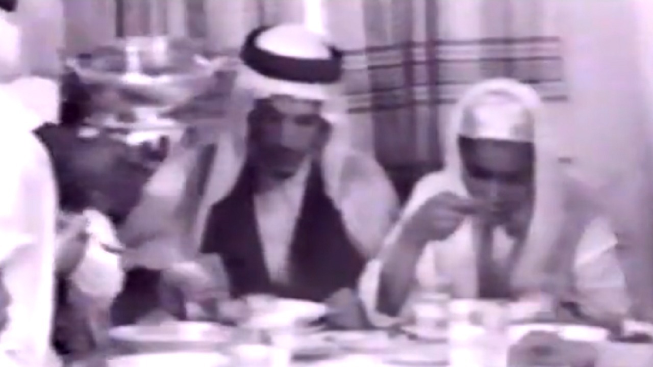 لقطات عفوية لـ الملك سعود وأبنائه..فيديو