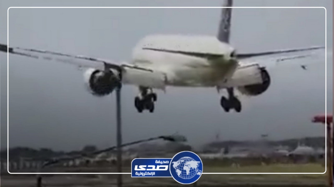 طيار سعودي يصارع الرياح ويهبط بطائر بطريقة احترفية .. فيديو