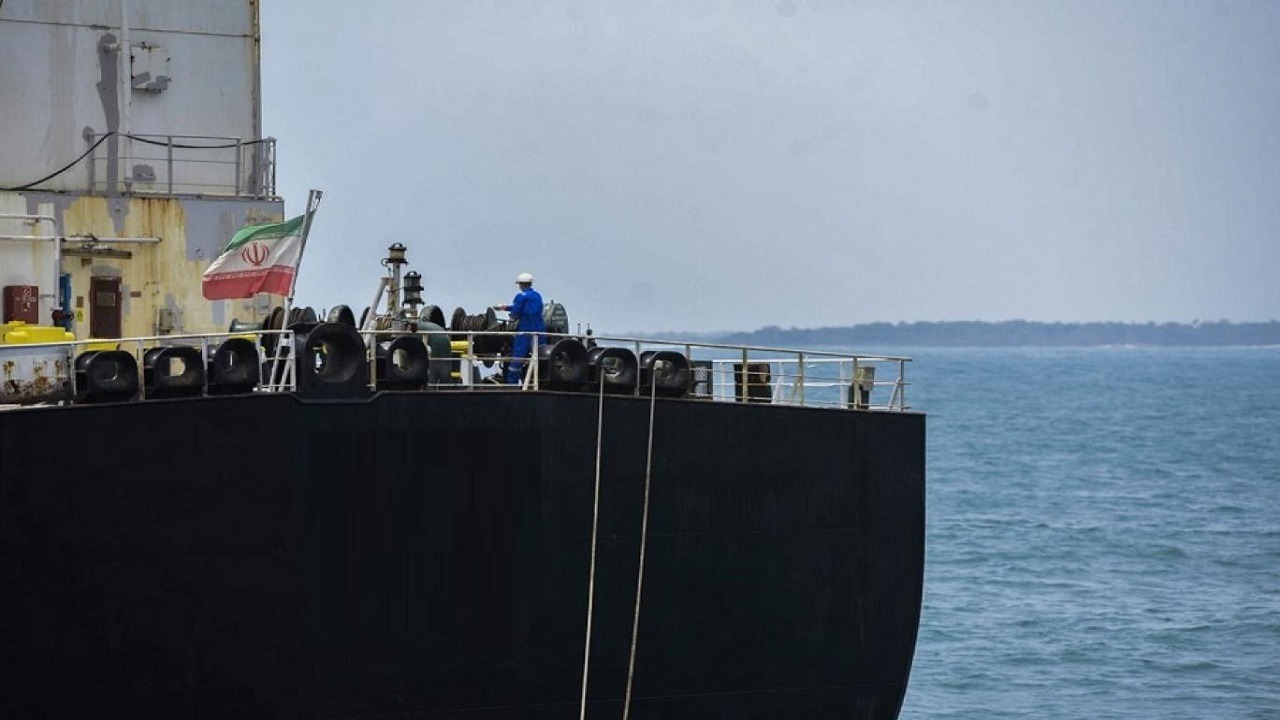 سفينة تحمل علم إيران تستغيث بالسعودية