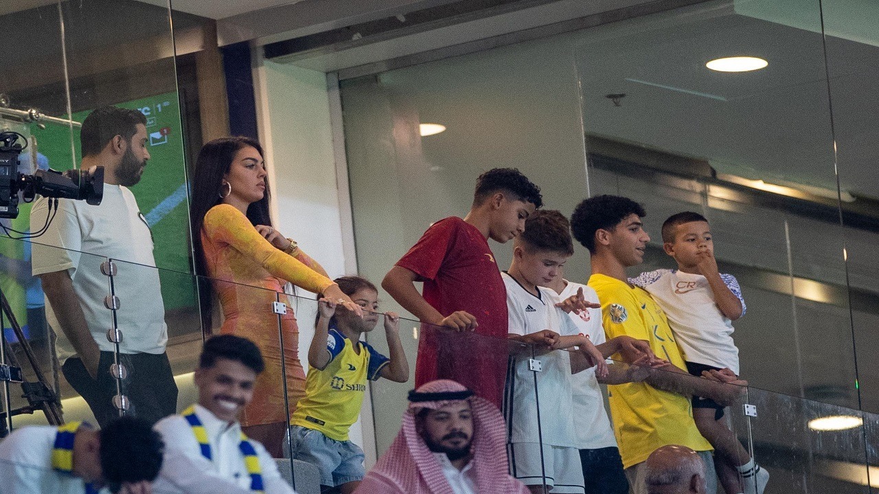 جورجينا وأطفالها يتفاعلون مع فوز النصر .. صورة