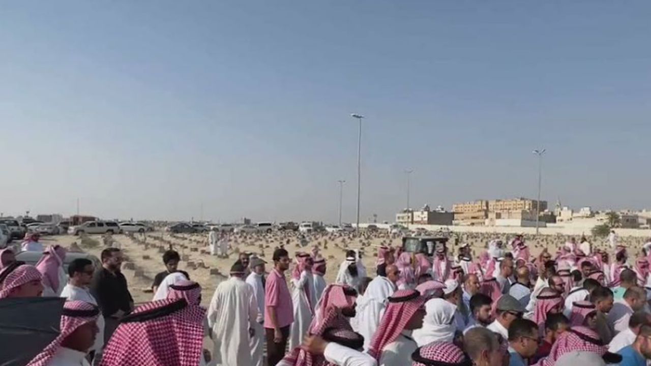 أهالي الأحساء يشيعون 5 جثامين لأفراد العائلة الأردنية المتوفين إثر حادث سير .. فيديو
