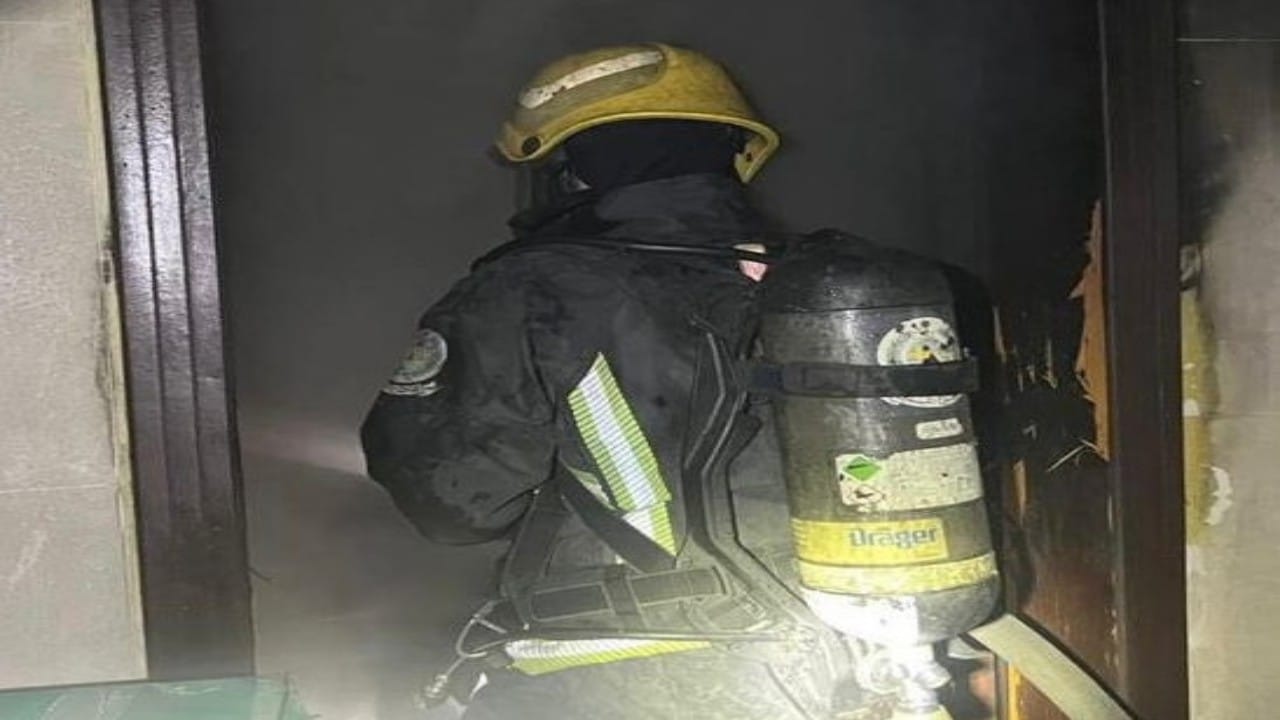 إنقاذ 8 أشخاص إثر حريق في مبنى سكني بجدة
