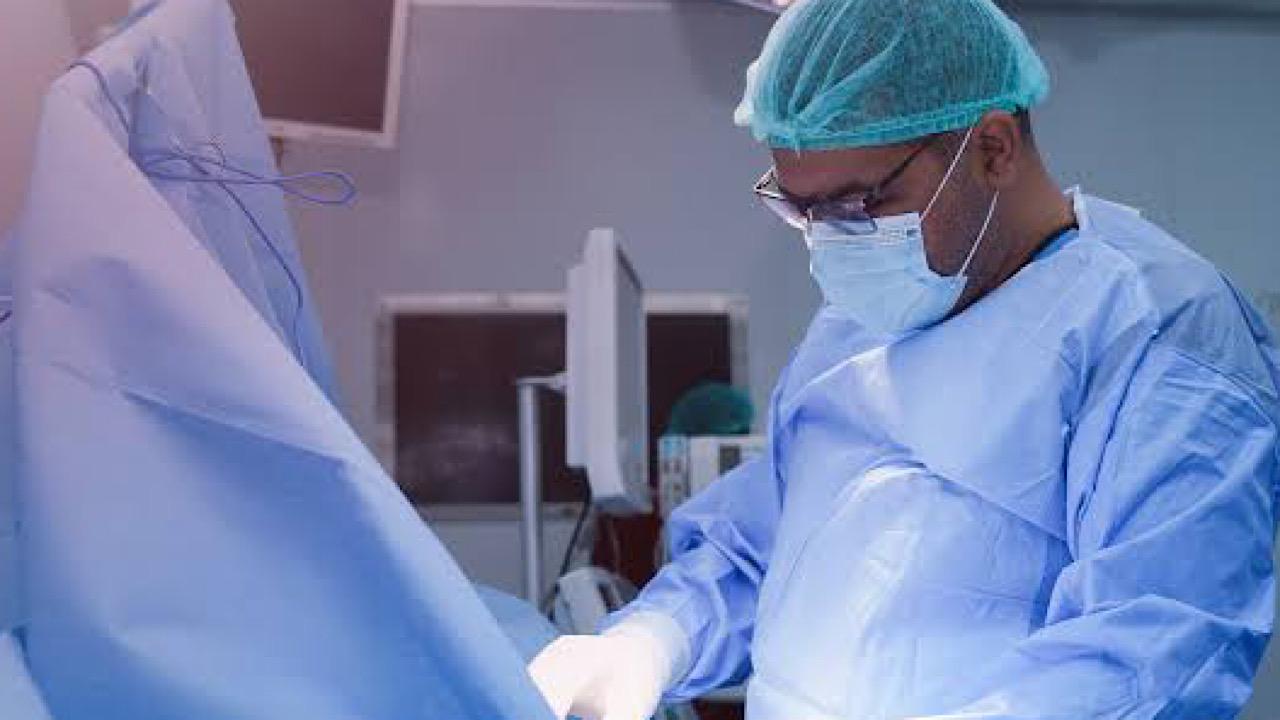 فريق طبي ينجح في تثبيت كسر في الفخذ لمسنة ثمانينية بمستشفى ضمد العام