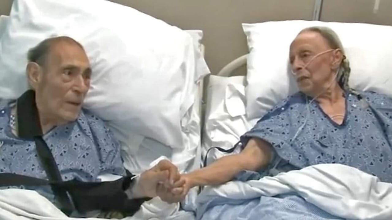 بعمر يتجاوز الـ 90 يحتفل مسنان بعيد زواجهما في المستشفى .. صور