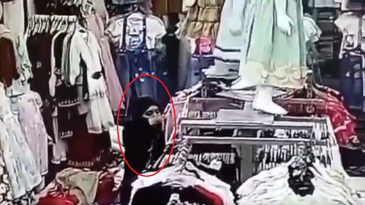 لحظة مقتل فتاة يمنية على يد شاب في مول بـ عدن..فيديو