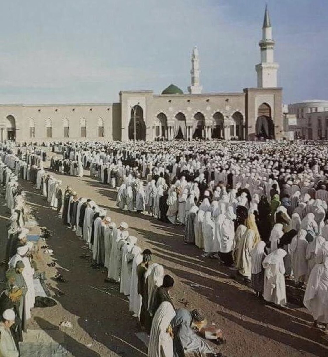 مشهد قديم للمسجد النبوي وساحاته
