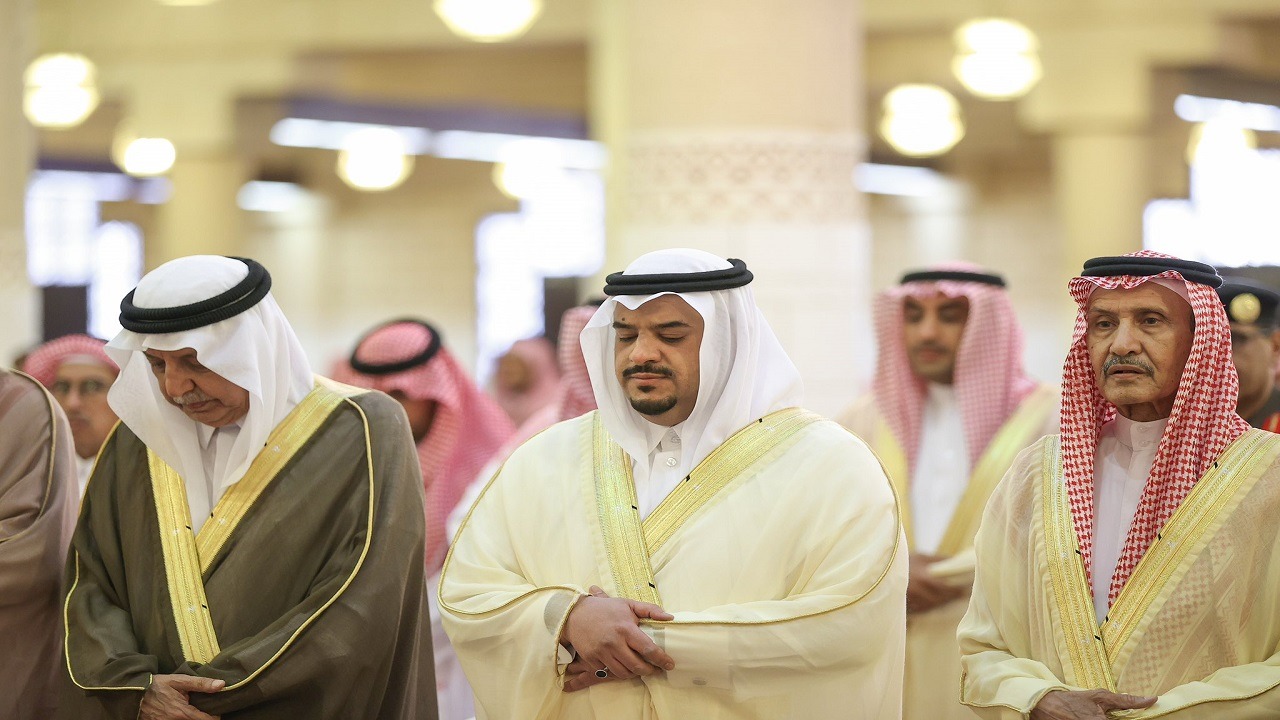 نائب أمير الرياض يؤدي صلاة الميت على الأميرة نوره بنت محمد بن عبدالعزيز..صور