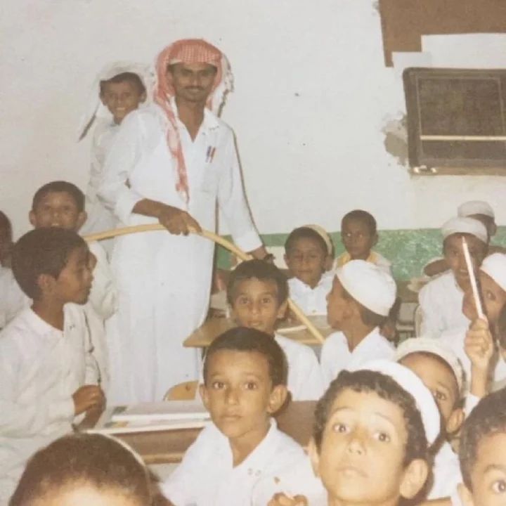 معلم مع تلاميذه في أحد مدارس جازان قبل 40 عام