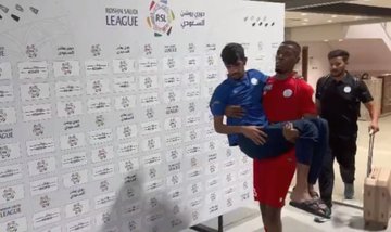 حارس الأخدود يحمل زميله المصاب بعد مباراة ‎الأهلي .. فيديو