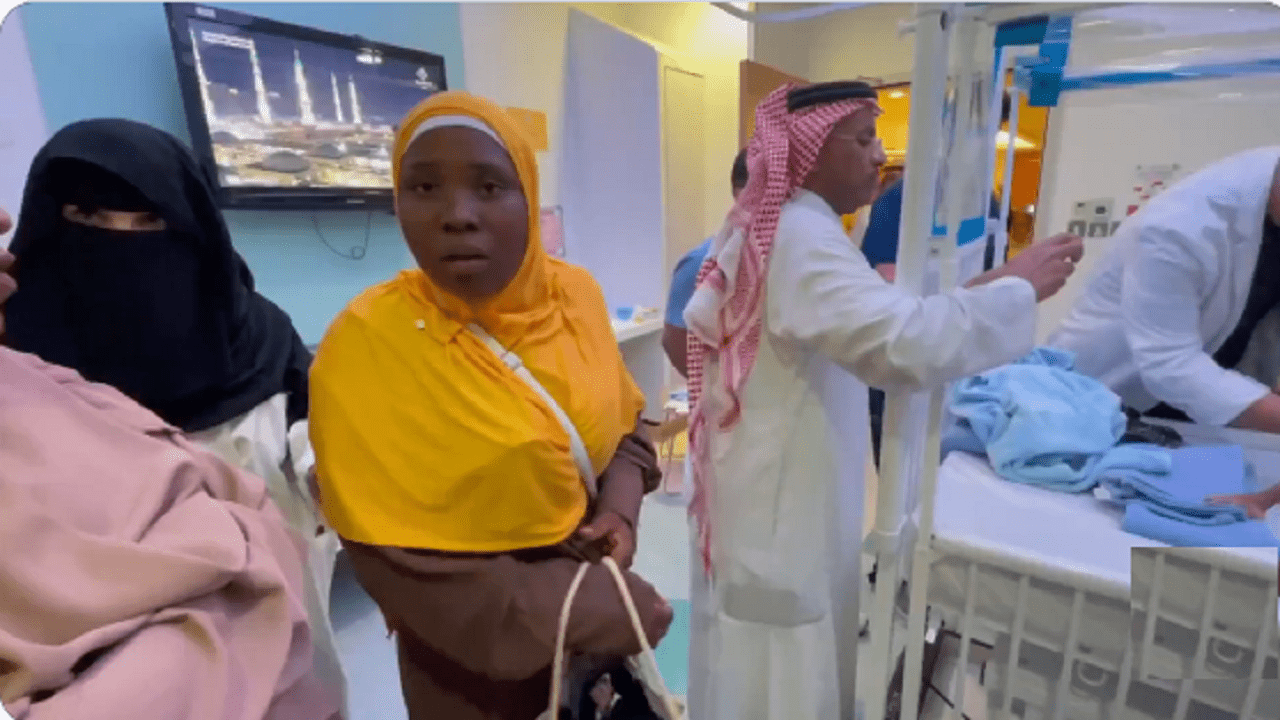 التوأم السيامي التنزاني يبحثان عن والدتهما فور وصولهما للمستشفى .. فيديو