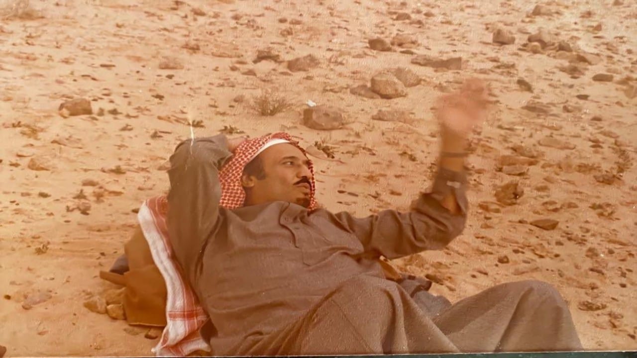 صورة نادرة تظهر الملك سلمان مستلقيًا بتواضع وعفوية خلال كشته بر