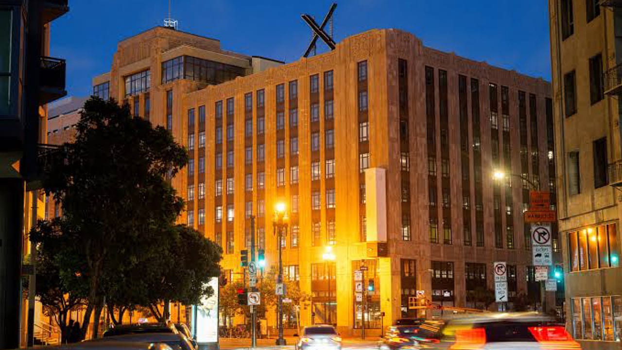 بلدية سان فرانسيسكو تُزيل علامة X من علي سطح المقر الرئيسي لشركة تويتر سابقا .. فيديو