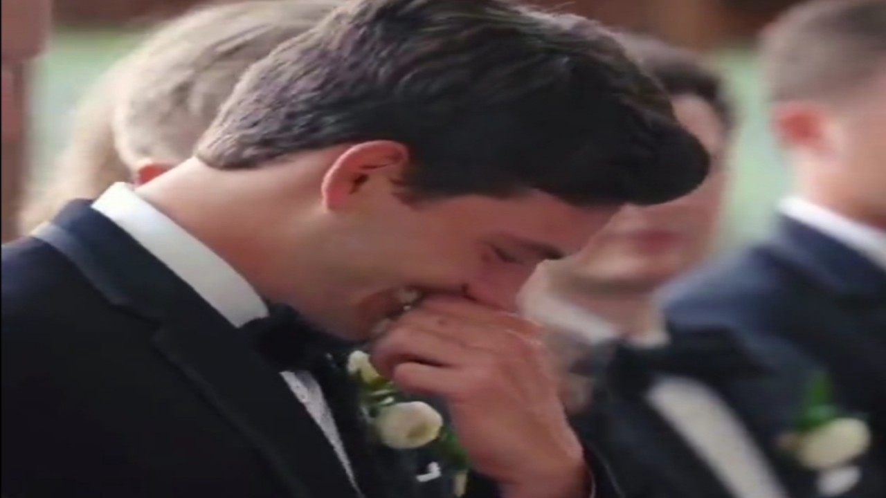 مشهد مؤثر يوثق لحظة رؤية عريس حبيبته يوم الزفاف.. فيديو