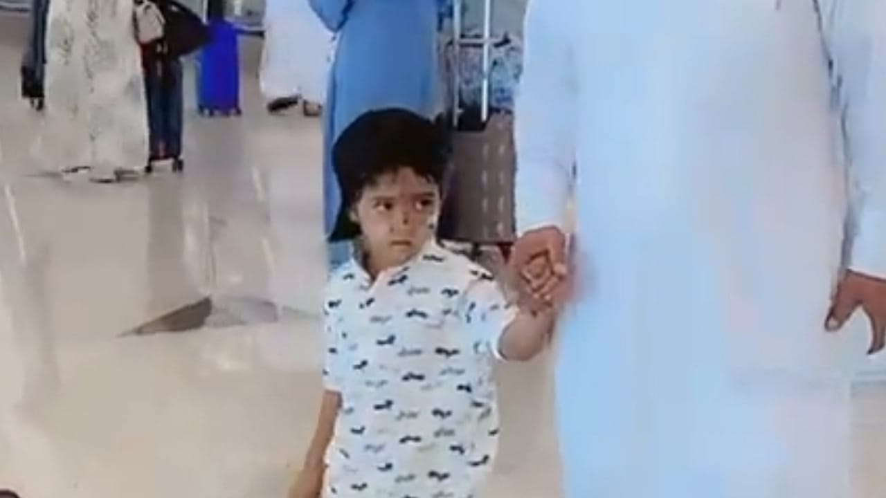 خروج الطفل محمد الشهراني من المستشفى بعدما فقد أسرته في حادث مروري .. فيديو