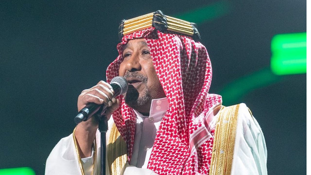 الشاب خالد يشعل حماس الجمهور مرتديا الزي السعودي  ..  فيديو