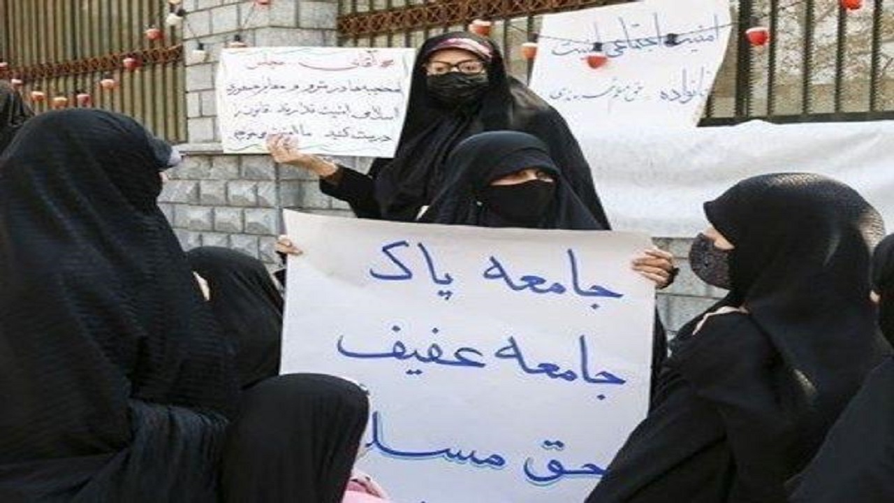 إيرانيات يقحمن اسم عفيف في تظاهرهن أمام البرلمان