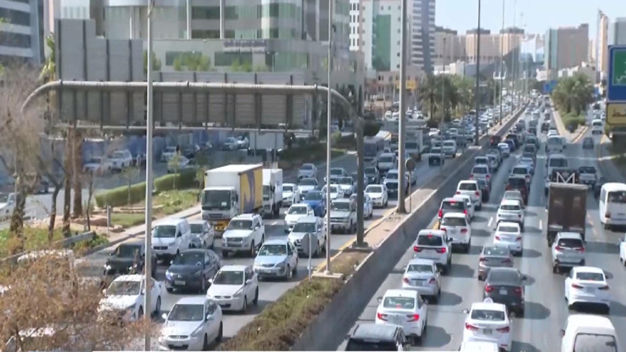 تعطل حركة السير على طريق الملك فهد بسبب مركبتين..فيديو