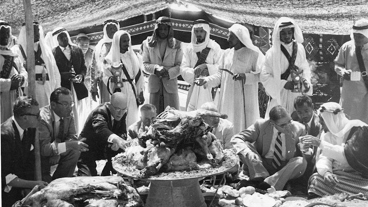 صورة تاريخية نادرة للملك سعود في حديث مع فريد ديفيز
