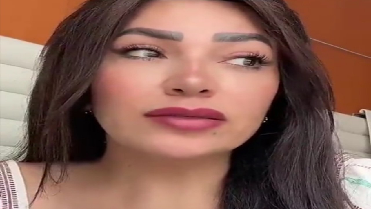هجوم شخصيات كويتية على فتاة مصرية انتقدت مطار الكويت.. فيديو