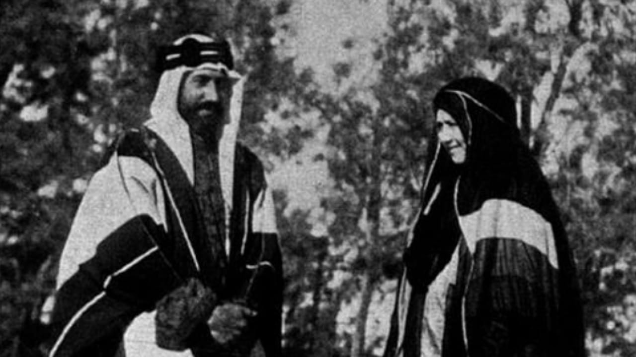 صورة نادرة للطبيب الأمريكي لويس ديم وزوجته بالزي السعودي في الأحساء