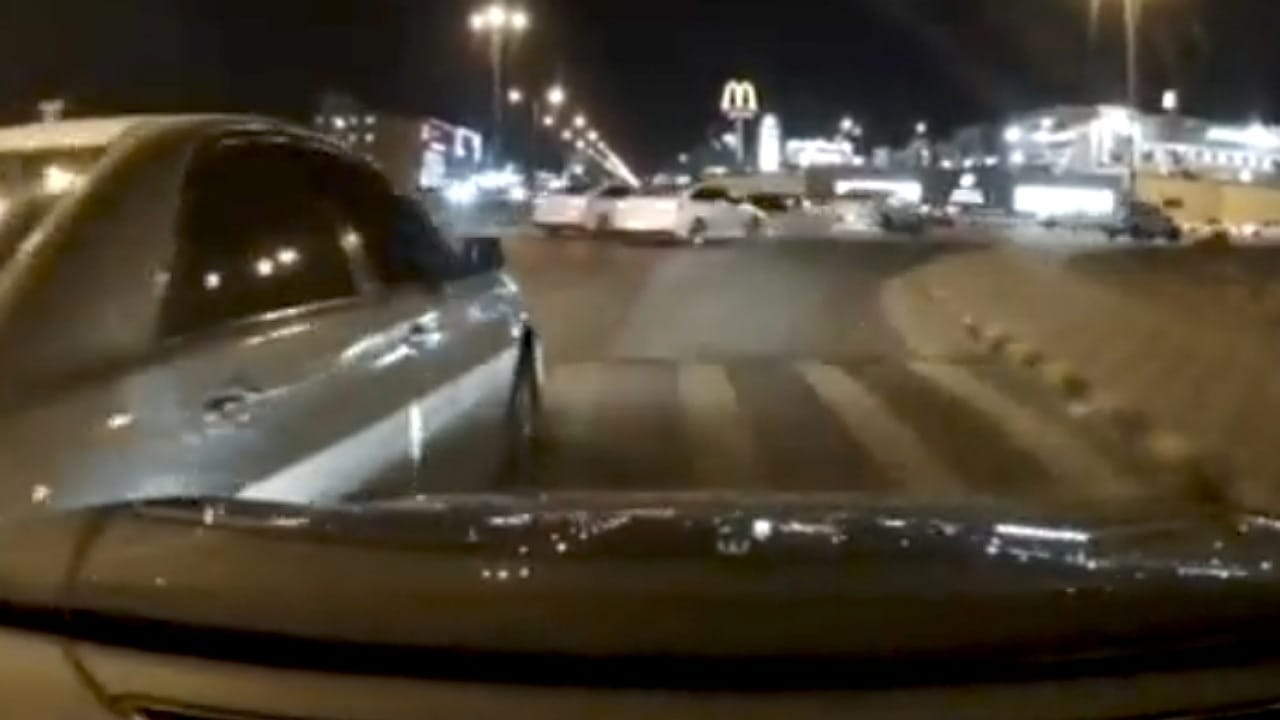 استفزاز قائد سيارة لآخر ينتهي بحادث..فيديو