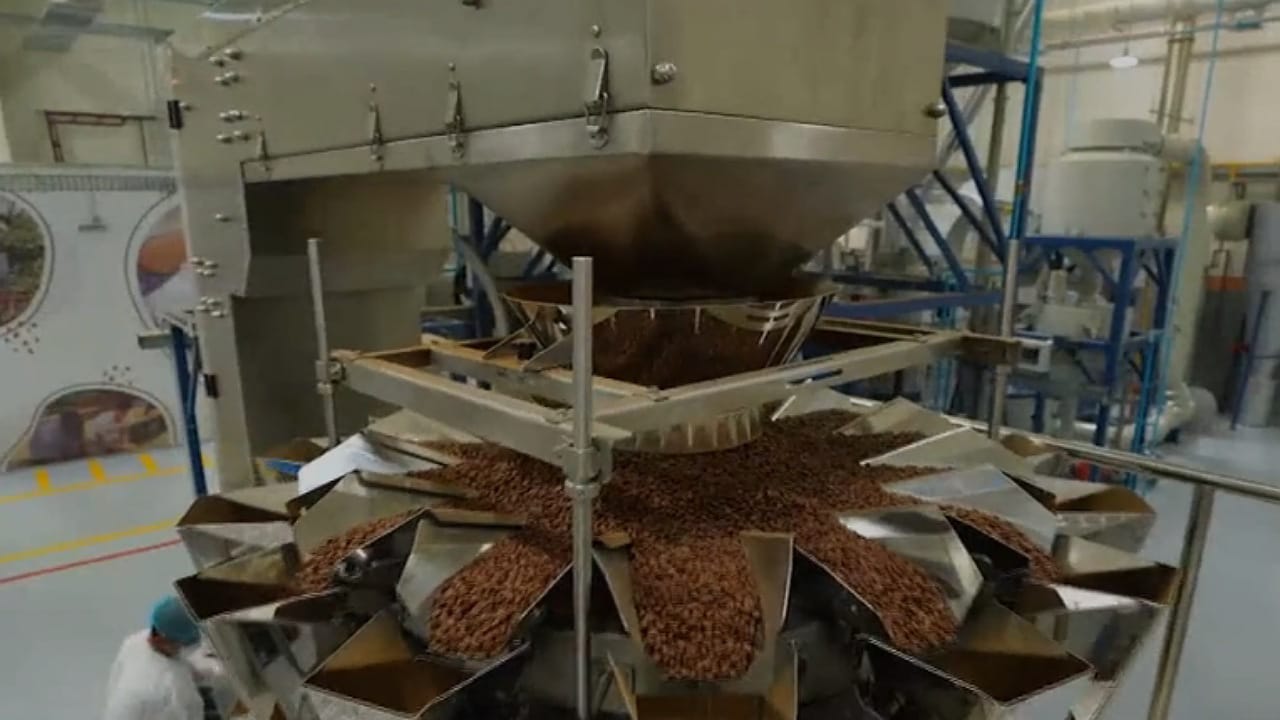مصنع القهوة الأول من نوعه يستخدم تقنية الذكاء الاصطناعي ..  فيديو