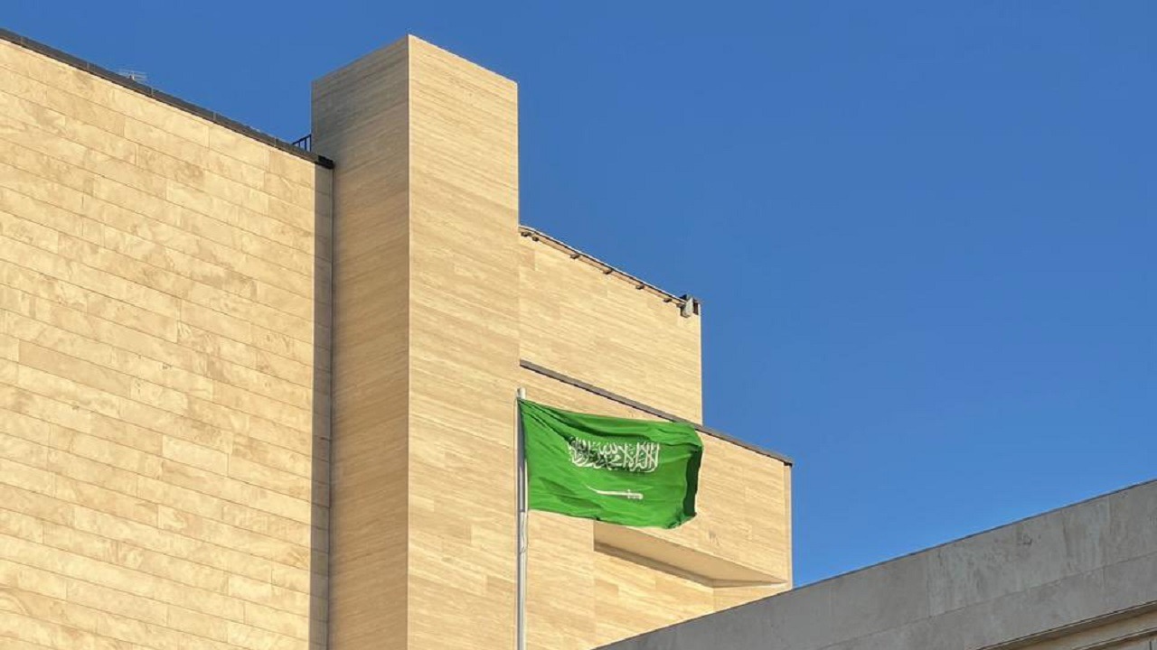 رفع علم المملكة على مبنى القنصلية في مشهد الإيرانية..صورة