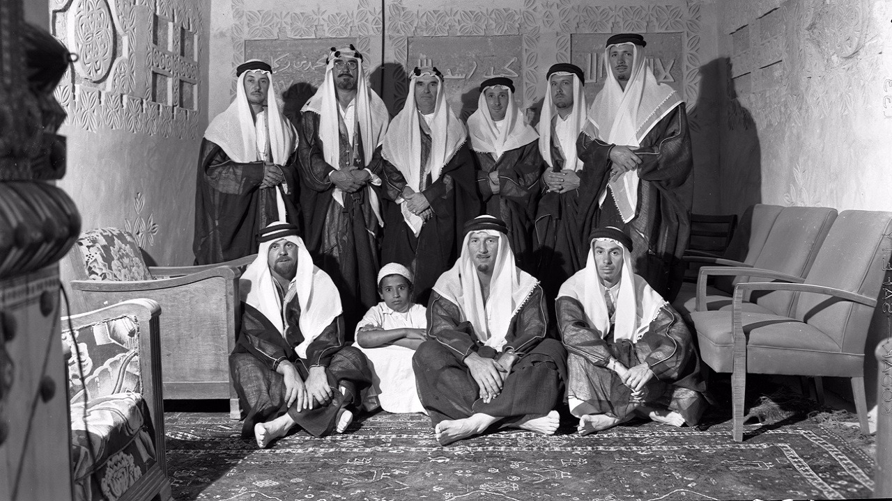 عمال أمريكيون بالزي السعودي المهدى لهم من الملك عبدالعزيز قبل 76 عاما..صورة