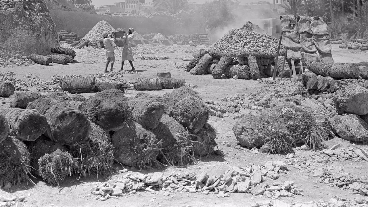 جانب من أعمال صناعة مواد الطلاء والبناء في القطيف قبل 76عاما..صور