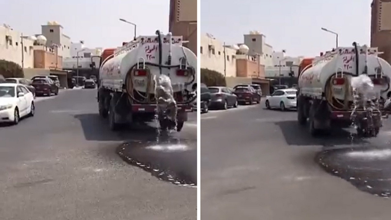 شخص يرش الماء في الشوارع لتلطيف الأجواء بالكويت.. فيديو