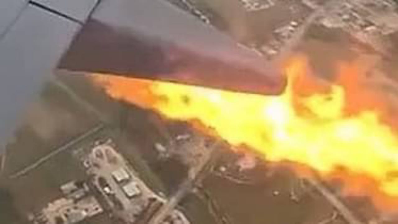 نيران ودخان يتصاعد من طائرة ركاب أمريكية في الجو  ..  فيديو