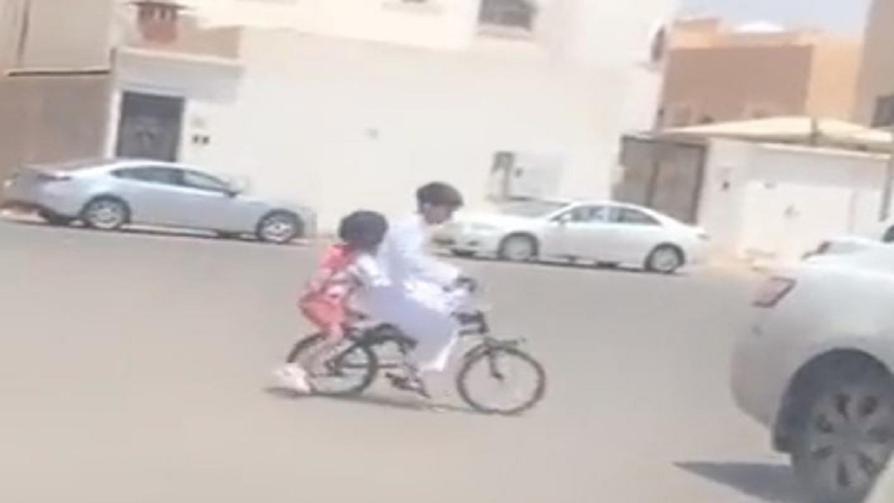 طفل يوصل أخته للروضة بالدراجة الهوائية .. فيديو