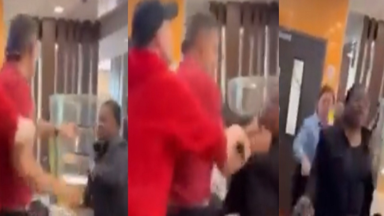 امرأة تلقي إبريق شاي حار على موظفة..فيديو