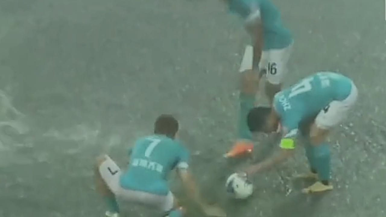 ملعب يتحول إلى مسبح خلال الدوري الصيني .. فيديو