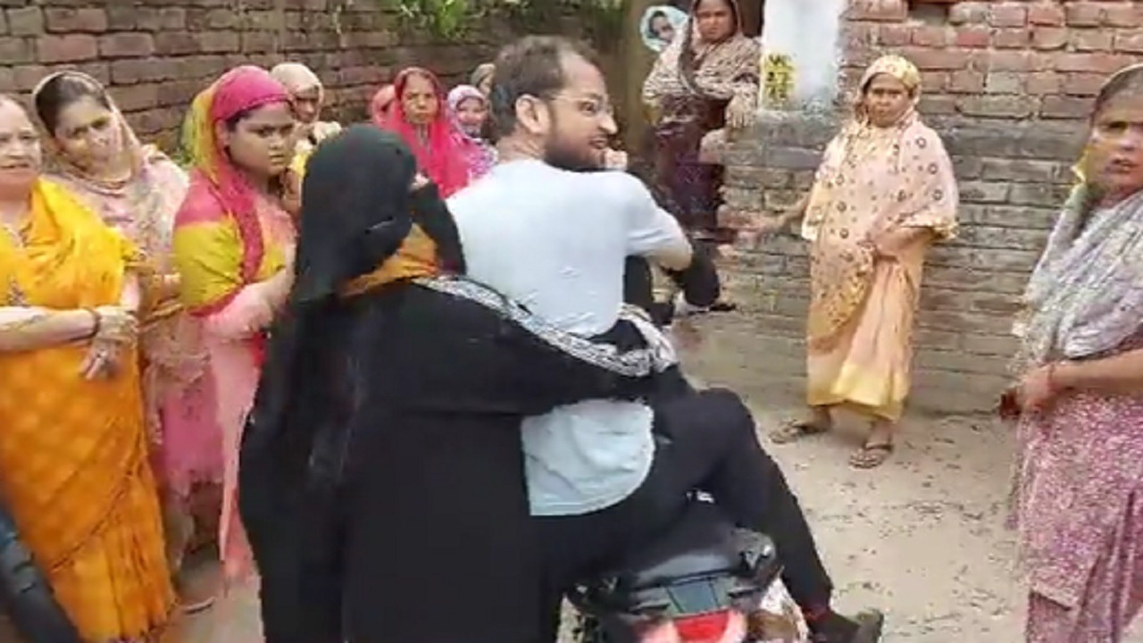 امرأة تترجى زوجها بعدم تطليقها أمام سكان قريتها .. فيديو