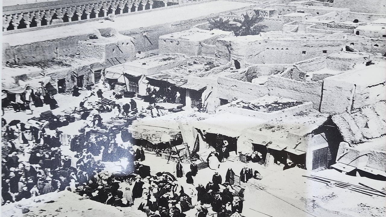 لقطة مميزة لسوق الرياض والنخيل والبيوت القديمة .. صورة