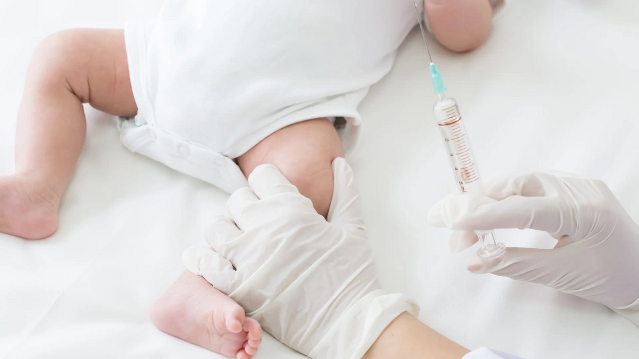 الصحة تعلن استدعاء كرت تطعيمات الأطفال الورقي