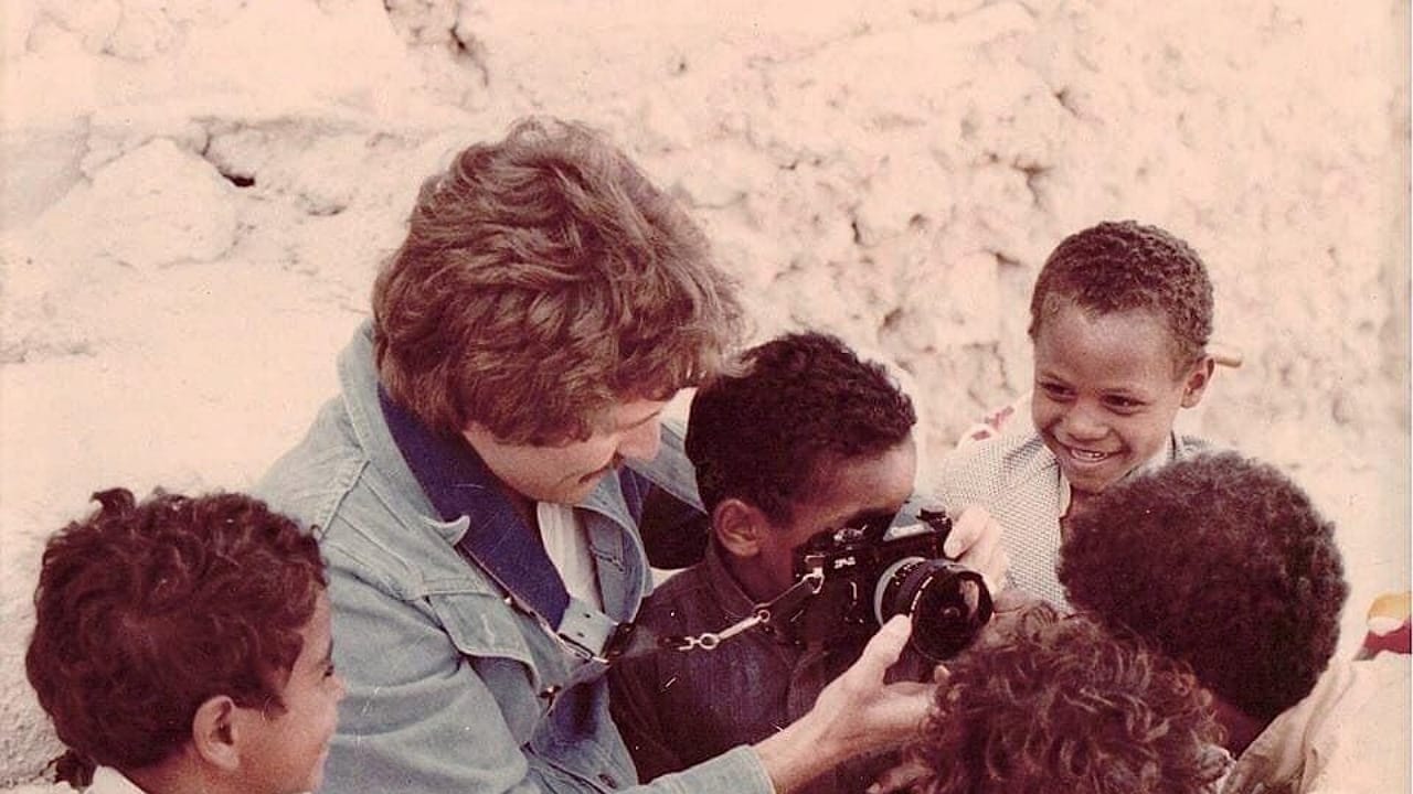 صورة نادرة لأطفال أثناء تجربتهم كاميرا أحد الزوار الأجانب في جزيرة تاروت قبل 46 عاما