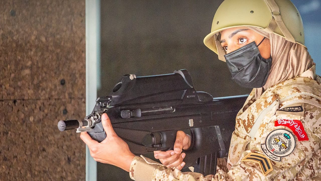 كلية الملك خالد العسكرية تحتفل بتخريج دورة تخصصية للعنصر النسائي .. صور