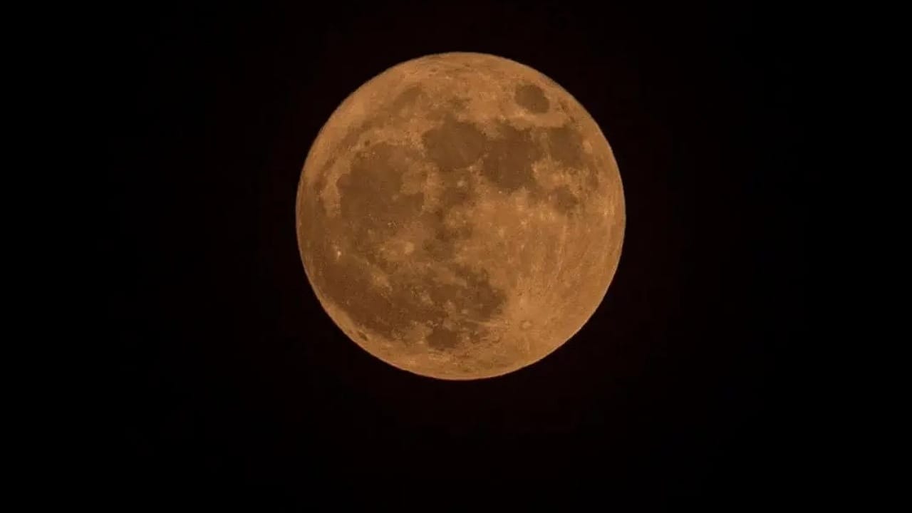 القمر العملاق يزين سماء المملكة..صورة