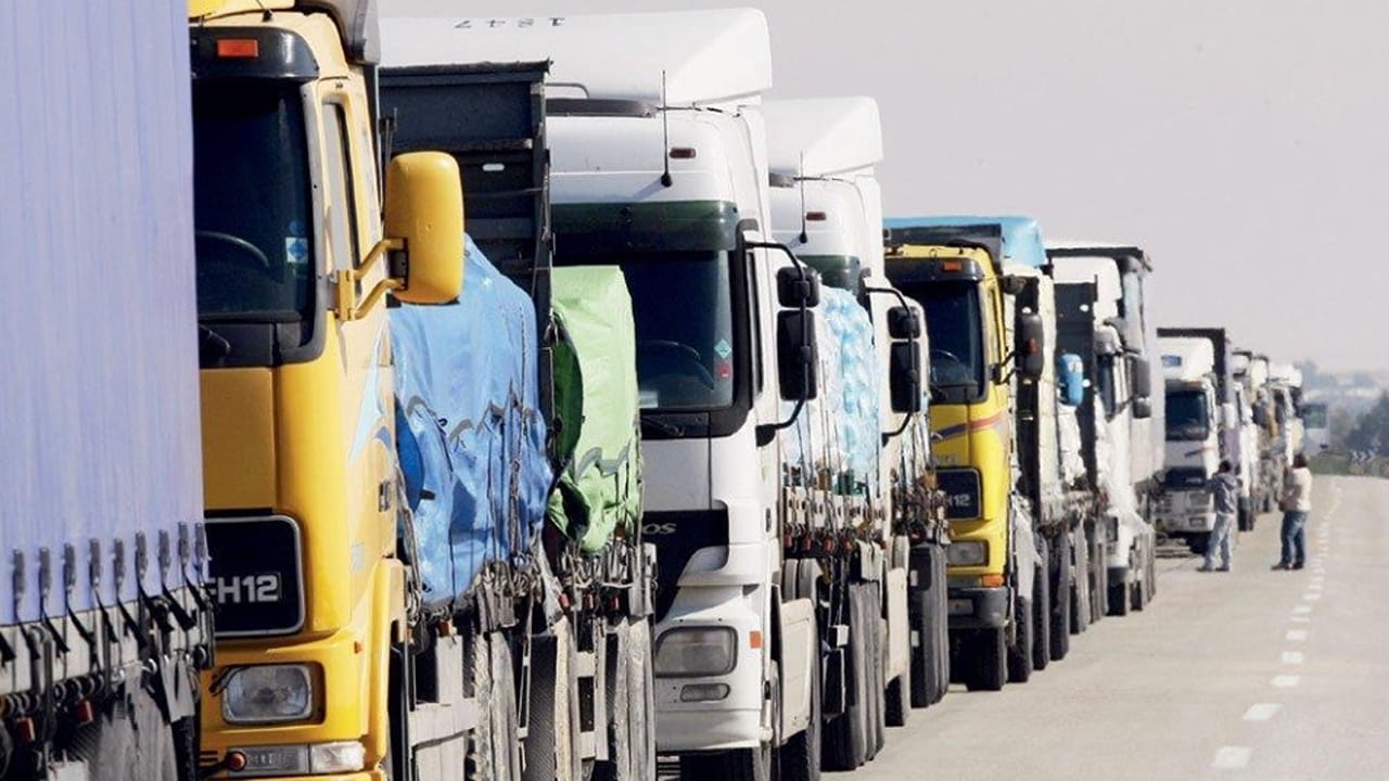 مرور الرياض يمنع دخول الشاحنات إلى طريق الملك فهد
