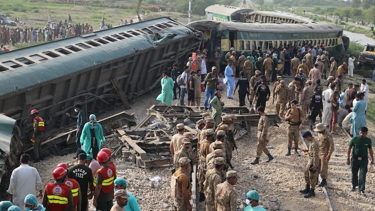 خروج قطار عن مساره يسبب كارثة في باكستان