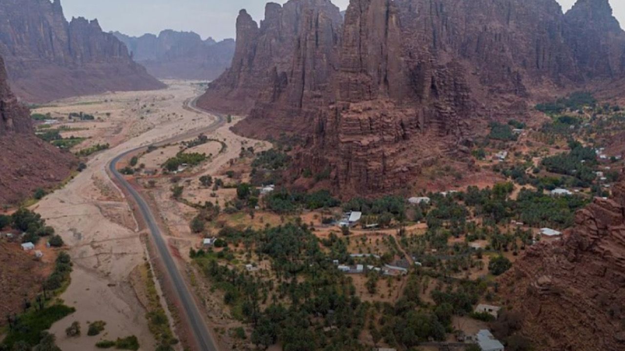 لقطات مذهلة تكشف سحر الطبيعة الخلابة في جبال فرعون بتبوك .. فيديو